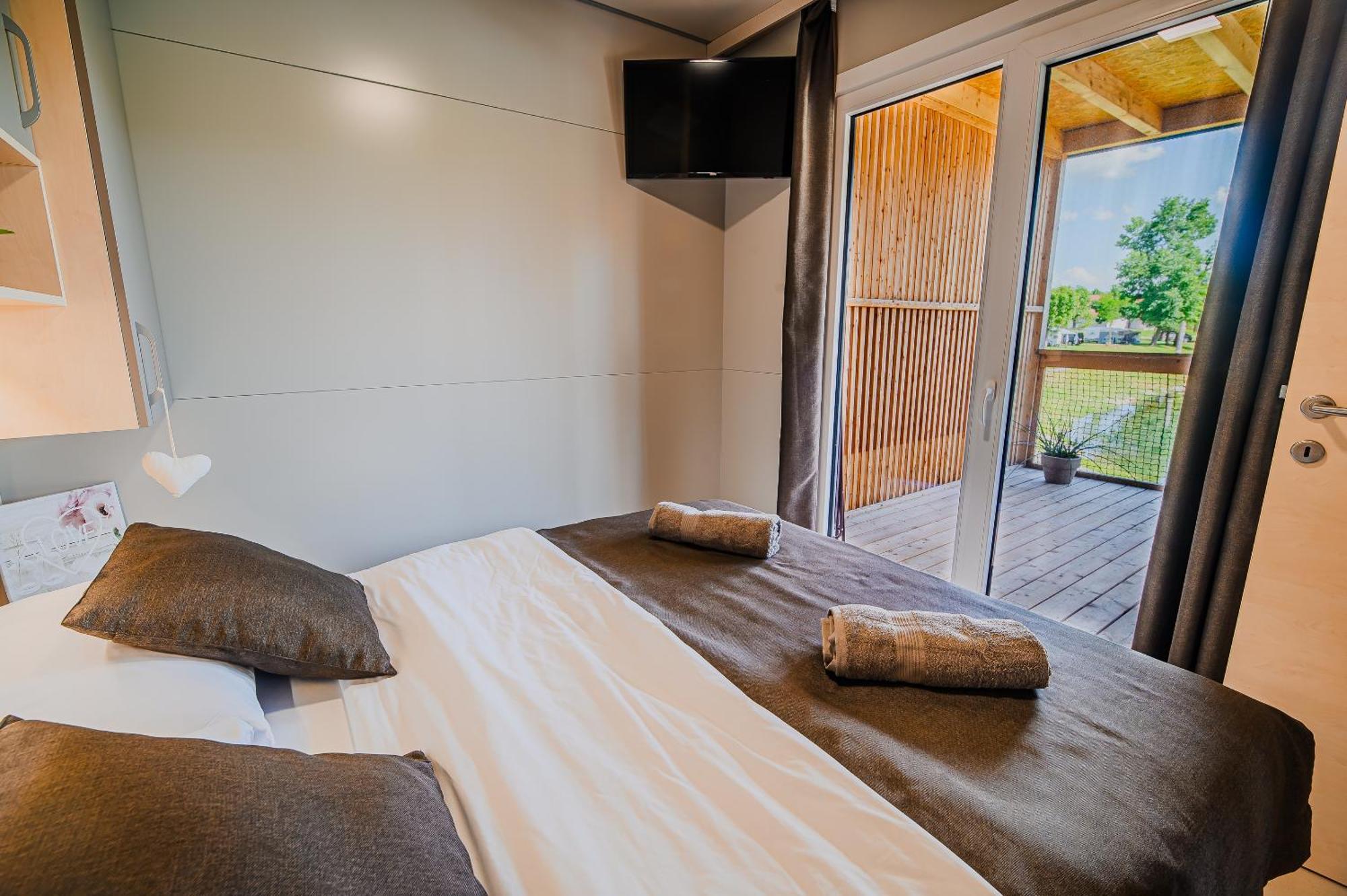 Deluxe Lake View Mobile Homes With Thermal Riviera Tickets Catez ob Savi Eksteriør billede